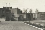 1924: de school staat er, maar de woning voor het schoolhoofd moet nog gebouwd worden.
              <br/>
              Het Utrechts Archief, 1924